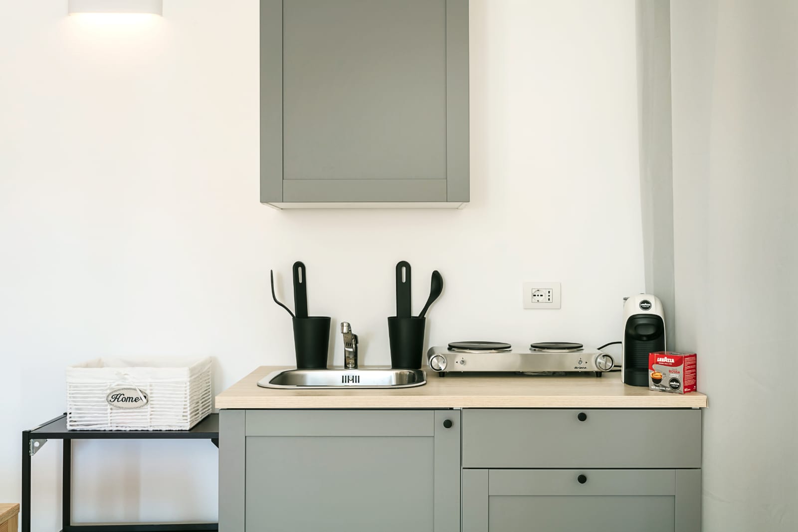 Cucina attrezzata con piano cottura a gas e accessori per cucinare